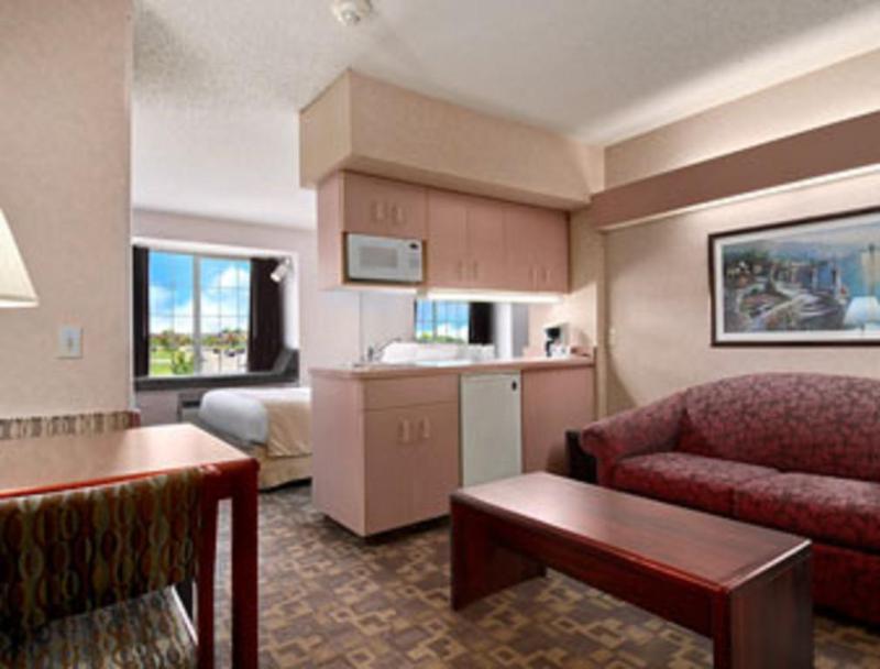 Microtel Inn & Suites By Wyndham Rochester North Mayo Clinic Exterior foto
