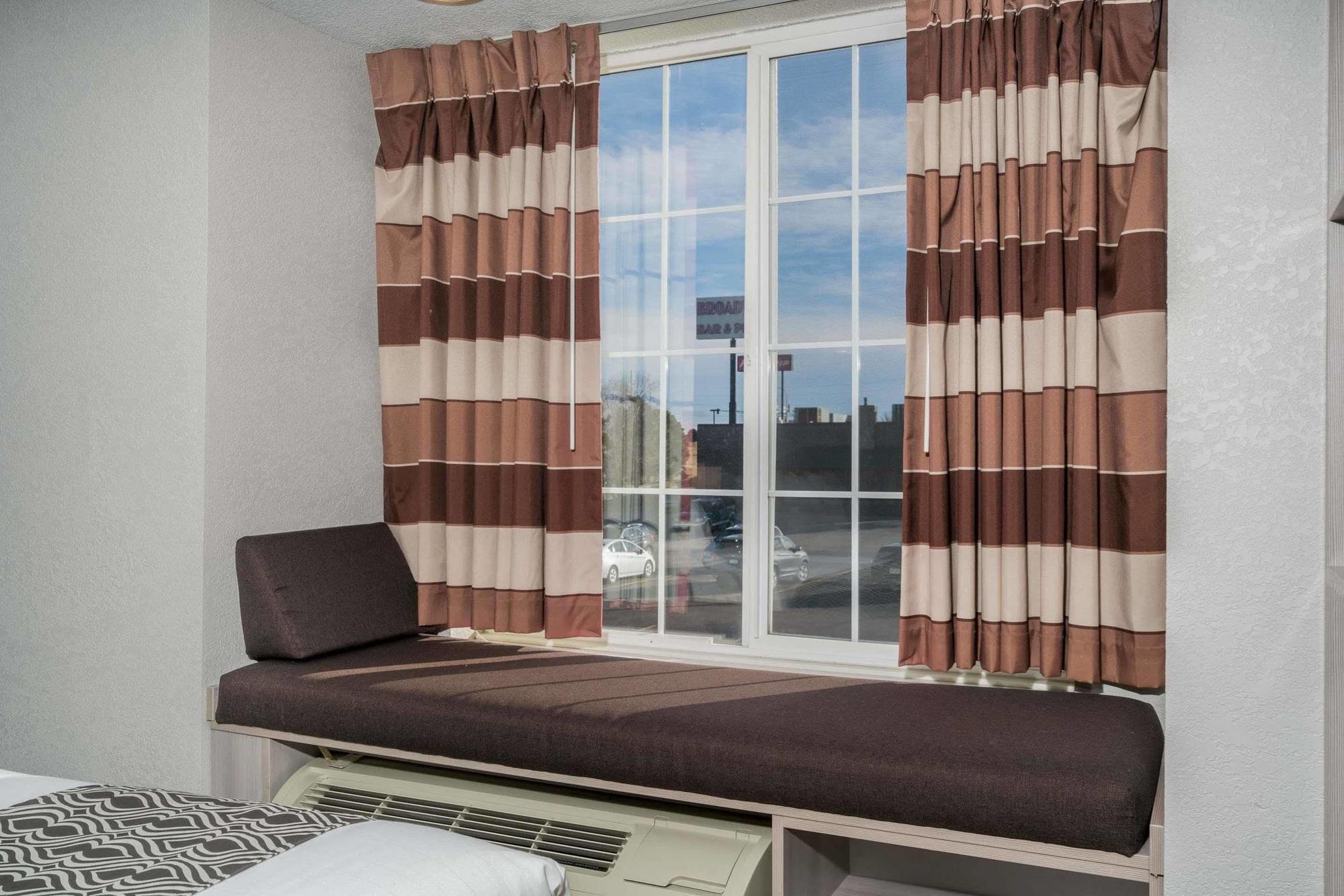 Microtel Inn & Suites By Wyndham Rochester North Mayo Clinic Exterior foto